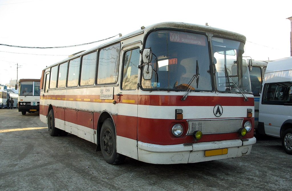 Лаз 695